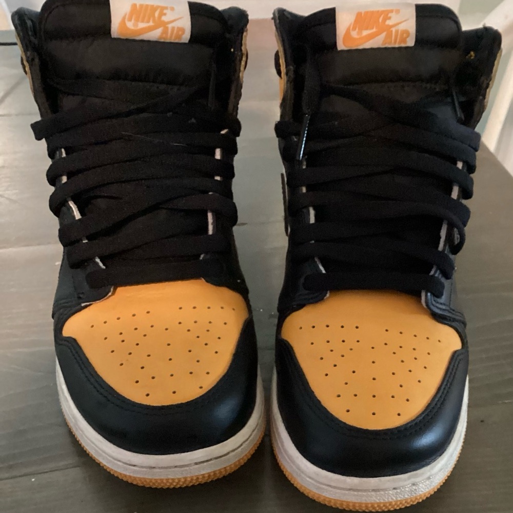 Nike Black and Yellow Sneakers Iconic Style - Picture 3 of 5